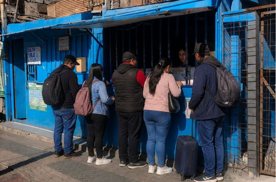 Oficina de Buses Caldera en Copiapó: varias personas esperando ser atendidas en la ventanilla de una boletería de fachada azul, a pie de calle.